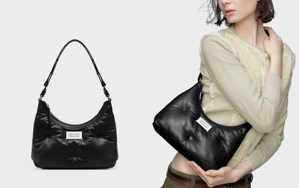 Maison Margiela 的 Glam Slam Hobo Small 包款，以柔軟皮革製成的白色雲朵包。