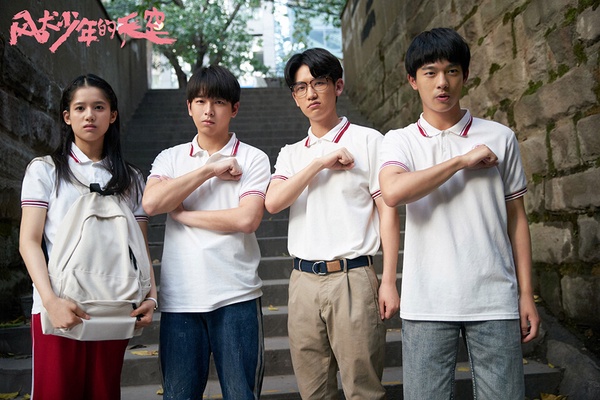 青春校園劇《風犬少年的天空》是2020年的高評陸劇，豆瓣評分高達7.9，由彭昱暢和張婧儀主演。張婧儀大家應該比較認識，她是近年竄起的95後小花，今年出現在肖戰《藏海傳》，不過比起古裝劇，其實她更適合校園劇戲路。