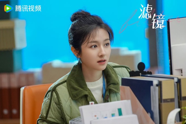 李蘭迪是95後路人緣很好的小花，她的流量雖然不及趙露思和虞書欣，但作品收視、口碑都很不錯呢！今年李蘭迪推出《濾淨》和《朝雪錄》兩部陸劇，都有達到熱播的程度，口碑更好的是《濾鏡》，搭檔男星檀健次。雖然熱度不及《難哄》，不過《濾鏡》的口碑反而比《難哄》好很多，豆瓣分數高達7.3！
