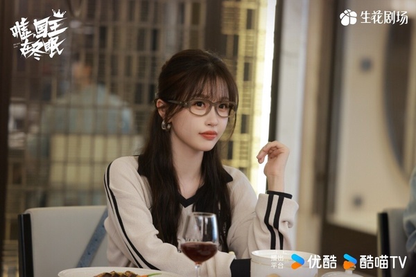 虞書欣《噓，國王在冬眠》豆瓣評分6.1，這部劇小有話題，但都圍繞在虞書欣身上，劇情部分就是一般小甜劇的套路，沒有太大亮點。