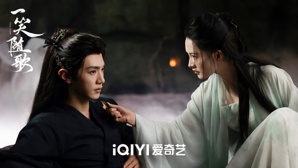 《一笑隨歌》其實可以追！本來因為《錦月如歌》、《與晉長安》等女將軍題材的陸劇連著播，大家都有點膩，沒想到《一笑隨歌》超出預期，網友稱讚李沁有演出女將軍的英氣，劇情推進流暢，滿滿爆點。男女主角勢均力敵，女二由戀愛腦變瘋批，劇中有滿多失憶、血吻、囚禁的狗血老梗，但拍得很帶感。