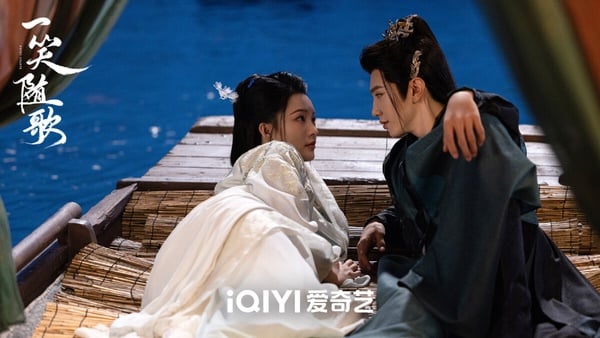《一笑隨歌》其實可以追！本來因為《錦月如歌》、《與晉長安》等女將軍題材的陸劇連著播，大家都有點膩，沒想到《一笑隨歌》超出預期，網友稱讚李沁有演出女將軍的英氣，劇情推進流暢，滿滿爆點。男女主角勢均力敵，女二由戀愛腦變瘋批，劇中有滿多失憶、血吻、囚禁的狗血老梗，但拍得很帶感。