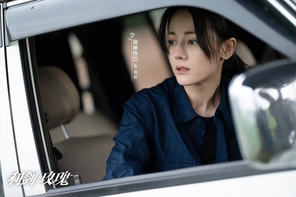 迪麗熱巴近年不再只演《枕上書》、《你是我的榮耀》這種偶像劇，也開始嘗試轉型，這部《利劍玫瑰》是一部犯罪刑偵劇，以打擊拐賣為主題。《利劍玫瑰》滿多案件都讓人看了揪心，婦女兒童拐賣案背後，是一個個傷心的家庭。《利劍玫瑰》節奏滿剛好，題材很能讓觀眾共鳴，豆瓣評分有6.9，評價不錯呢！