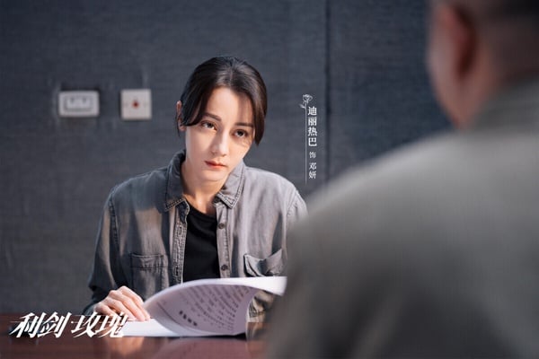 迪麗熱巴近年不再只演《枕上書》、《你是我的榮耀》這種偶像劇，也開始嘗試轉型，這部《利劍玫瑰》是一部犯罪刑偵劇，以打擊拐賣為主題。《利劍玫瑰》滿多案件都讓人看了揪心，婦女兒童拐賣案背後，是一個個傷心的家庭。《利劍玫瑰》節奏滿剛好，題材很能讓觀眾共鳴，豆瓣評分有6.9，評價不錯呢！