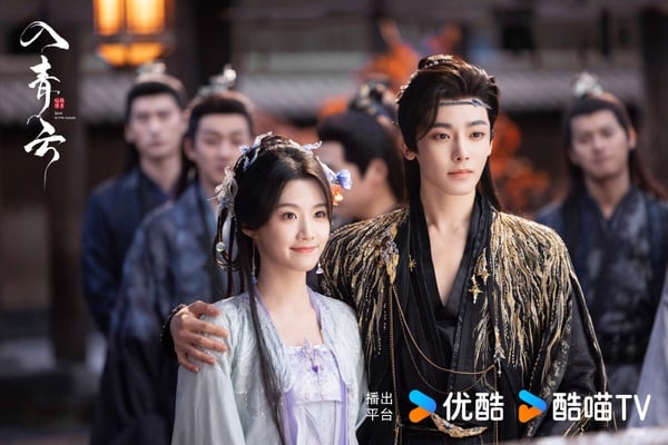 《入青雲》是最近的熱門陸劇，找來侯明昊、盧昱曉搭檔，演員非常養眼，導演的審美也在線，只不過劇情評價就一般般。《入青雲》是冷酷女戰神「偽裝誘愛」浪蕩鬥者的故事，其實有亮點，但劇版卻被拍得不鹹不淡，沒有《許我耀眼》那樣的強節奏和爆點。不過顏控的觀眾還是追得很開心，畫面和製作是有質感的。