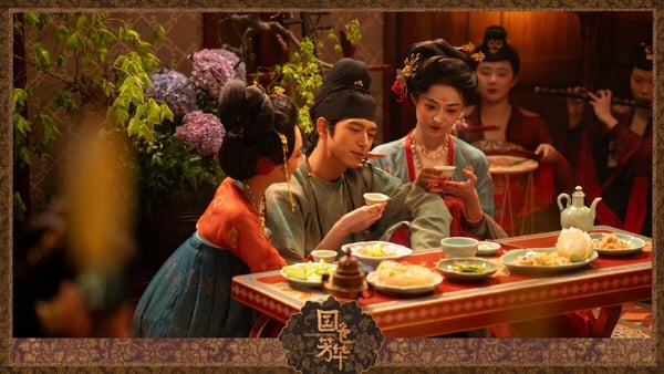 楊紫、李現主演的《國色芳華》是部大女主經商劇，分為上下兩部，觀眾一面倒好評！《國色芳華》是近年最高評價的大女主經商劇，服化道完美還原唐朝風情，劇本也不拉垮！經商線、愛情線都很好看，有真正拍出大女主內核，無論正派反派都有人物高光，角色不扁平。
