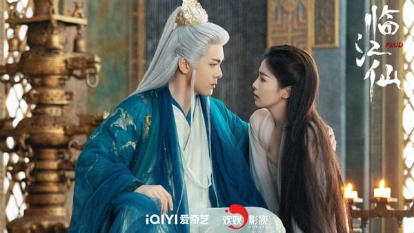 白鹿主演的《臨江仙》讓人一追入迷啊！雖然開播後網友都在吐槽製作質感差、造型拉低演員顏值，但因著白鹿的高人氣，《臨江仙》還是播得不錯。劇情也有看點，《臨江仙》主打三婚三離的「純恨」夫婦，別人純愛，他們相愛相殺，劇情反轉不斷，很上癮！