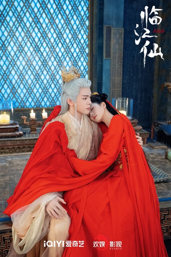 白鹿主演的《臨江仙》讓人一追入迷啊！雖然開播後網友都在吐槽製作質感差、造型拉低演員顏值，但因著白鹿的高人氣，《臨江仙》還是播得不錯。劇情也有看點，《臨江仙》主打三婚三離的「純恨」夫婦，別人純愛，他們相愛相殺，劇情反轉不斷，很上癮！