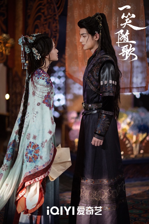 古裝陸劇《一笑隨歌》劇照，李沁飾演的女將軍付一笑與陳哲遠飾演的鳳隨歌，兩人之間充滿情感張力。