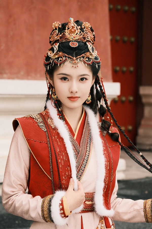 艾米近年演了不少古裝劇，像是《墨雨雲間》、《大夢歸離》及《仙台有樹》等，古裝造型上相耐看，在配角裡也很有存在感！她這次特別出演《水龍吟》裡「水多婆」一角，和以往不一樣的是，她先前的造型比較清純靈動，這次嘗試了華麗美艷的路線，同樣很適合她呢！
