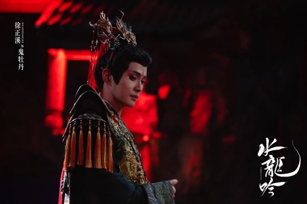 徐正溪也是觀眾認證的古裝美男，演過不少古裝劇，像是《烈焰》、《流水迢迢》等，他在劇裡飾演「鬼牡丹」，是「七花雲行客」的創始人，也是個無情、心狠手辣的魁儡師，徐正溪的古裝造型也是走邪媚、華麗路線，甚至不輸唐儷辭，還有網友笑說，徐正溪的造型精緻到像把宮殿穿在身上！