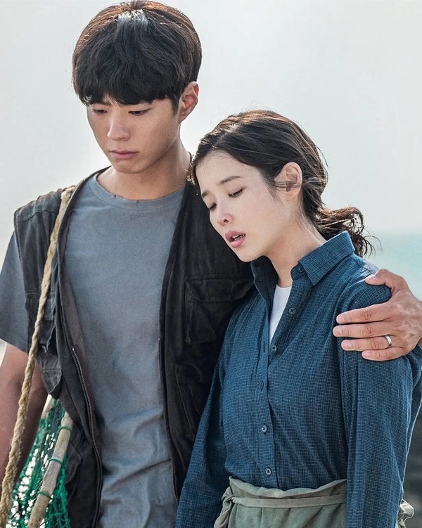 Netflix韓劇《苦盡柑來遇見你》劇照，IU與朴寶劍在劇中因孩子不幸離世哀痛萬分，年代感十足。
