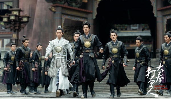古裝陸劇《大奉打更人》劇照，王鶴棣飾演主角許七安，手持長刀，眼神銳利