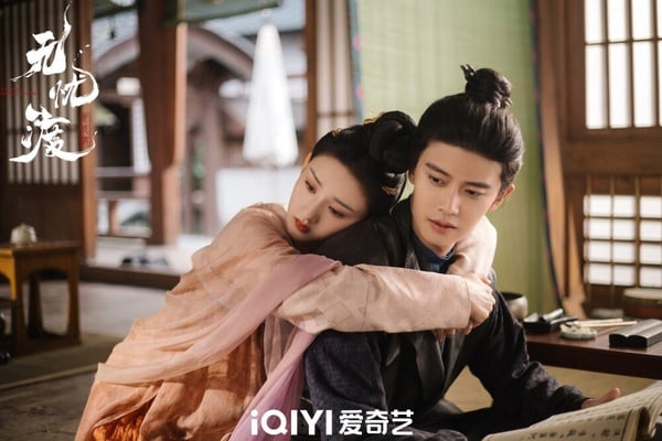《無憂渡》也是2025讓人驚艷的黑馬古裝劇！這部積壓了3年，所以剛上線時關注度不高，但沒想到劇情很新穎，懸疑志怪的氛圍也營造得很好，每個單元的故事都很有看點，甚至有觀眾表示，《無憂渡》的後勁超強，追完很難走出來，表現完全沒讓觀眾失望，所以豆瓣開出了7.5分！