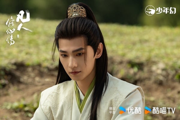 《凡人修仙傳》同樣是大男主劇，表現也很不錯呢！這部主打修仙題材，雖然整體節奏比較慢，沒太多狗血劇情，需要撐過前三集才能漸入佳境，但劇裡實景拍攝的畫面很美，質感非常好，楊洋的演技也自然不少，沒有油膩感，古裝造型依舊相當帥氣，吸引不少粉絲！