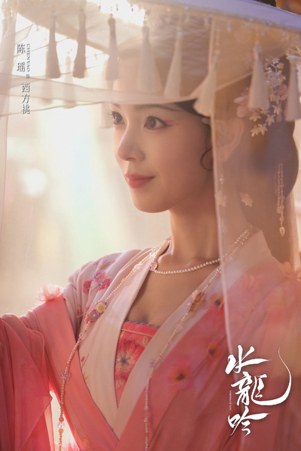 羅雲熙《水龍吟》是大男主武俠探案劇，和成毅《蓮花樓》出自同一個作者。《水龍吟》首播評價不錯，節奏非常俐落，一案接著一案。有網友稱讚追《水龍吟》有種追古龍武俠劇的感覺，保留了傳統武俠的特點，但華麗的造型又帶來了新鮮感。男主唐儷辭正邪莫辨，人設很特別。