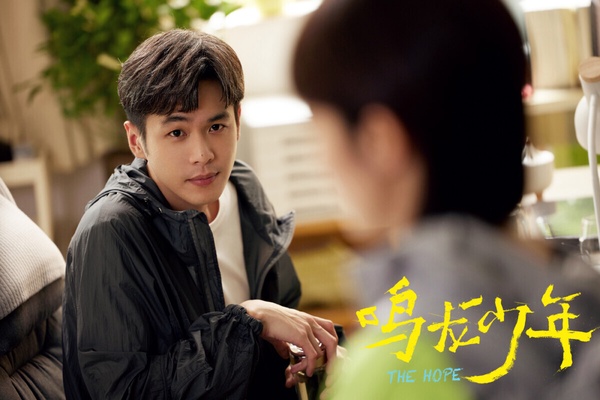 《鳴龍少年》翻拍自經典日劇《東大特訓班》，通常翻拍劇都很容易拍爛，沒想到導演鏡頭語言很好，劇中的熱血高中生各有家庭問題，劇情讓人有共鳴，前期衝出高度好評。雖然中後期開始，一些新增的感情戲引起觀眾不滿，但整體而言《鳴龍少年》還是有高評價，節奏很緊湊，不會注水無聊，豆瓣評分6.7。