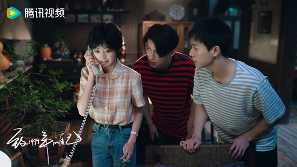 年代群像劇《致1999年的自己》，劇照展現上海工人新村的家庭故事。