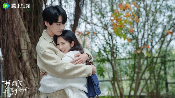 青春甜寵劇《樹下有片紅房子》劇照，翟瀟聞與周柯宇飾演的少年。