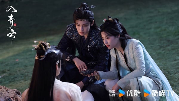 仙俠劇《入青雲》中，侯明昊飾演的男主角紀伯宰手持摺扇，展現浪蕩不羈的形象。