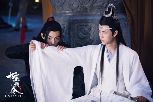 爆款古裝陸劇《陳情令》經典場面，魏無羨（肖戰飾）與藍忘機（王一博飾）在屋頂對望。