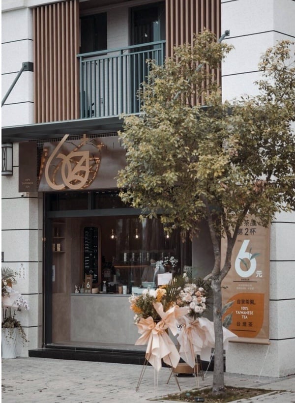  60+ tea shop 的台南門市外觀，呈現簡約質感的設計風格。