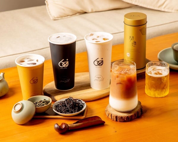 60+ tea shop 員工推薦的熟火梅飲品，火烏龍茶中加入一顆酸梅