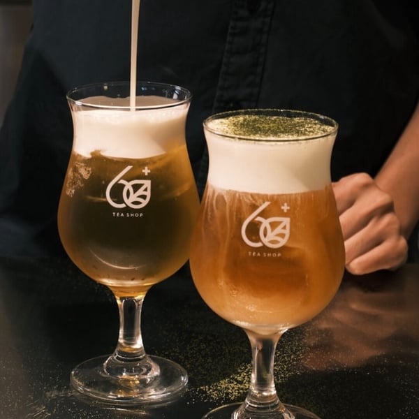  60+ tea shop 小北門店限定的雲蓋花萃茶系列，上方覆蓋著綿密奶蓋