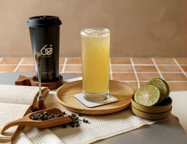 60+ tea shop 的雪檬龍飲品，杯中放入新鮮檸檬切片，看起來十分清爽