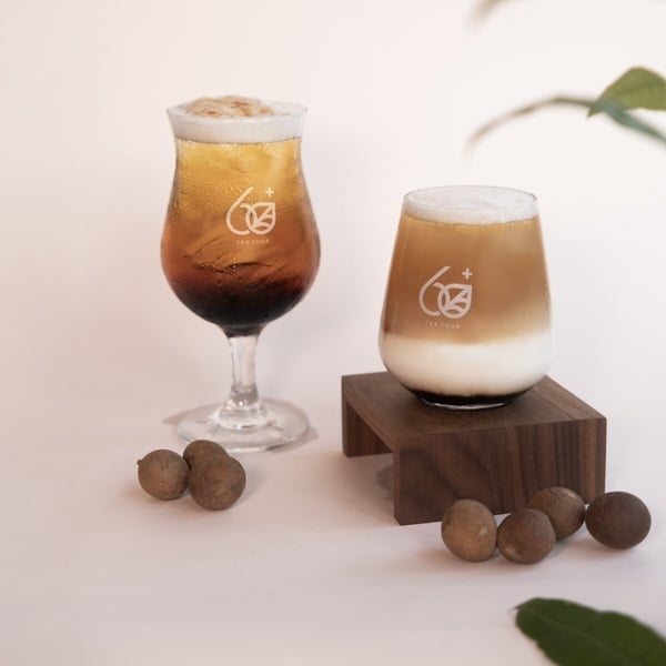 60+ tea shop 的圓烏龍飲品，杯中可見飽滿的桂圓果肉。