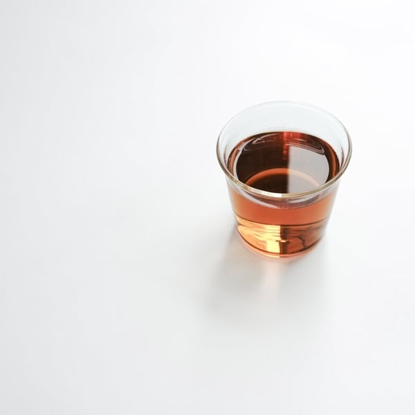 60+ tea shop 的火烏龍純茶，茶湯呈現清澈的琥珀色