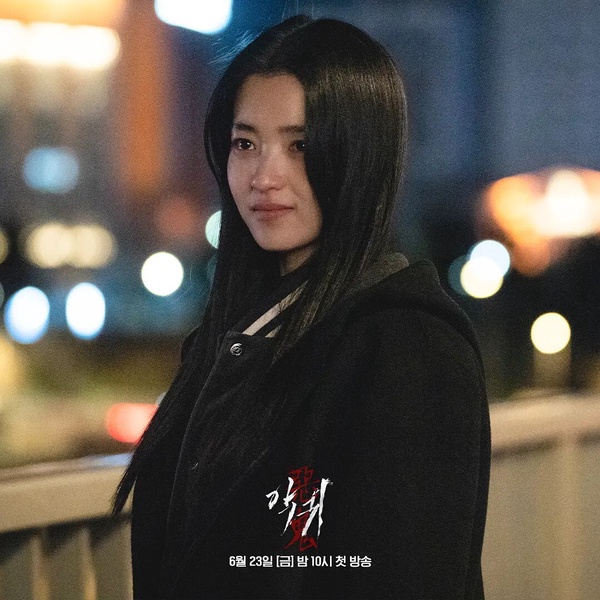 萬聖節驚悚韓劇推薦《惡鬼》，金泰梨飾演的具散影被惡鬼纏身，眼神充滿恐懼，營造超自然靈異氛圍。