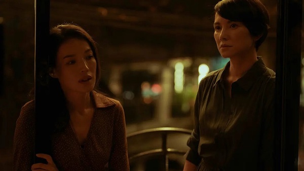  萬聖節Netflix驚悚片單《回魂計》，舒淇與李心潔在劇中舉行神秘的「七日回魂」儀式，為女兒復仇，充滿懸疑巫術感。