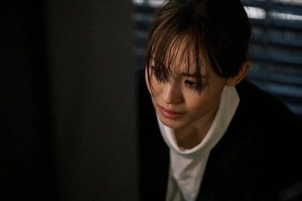  韓劇《你旁觀的罪》劇照，全少妮與李瑜美在劇中為終結家暴而展開合作，充滿緊張懸疑感。