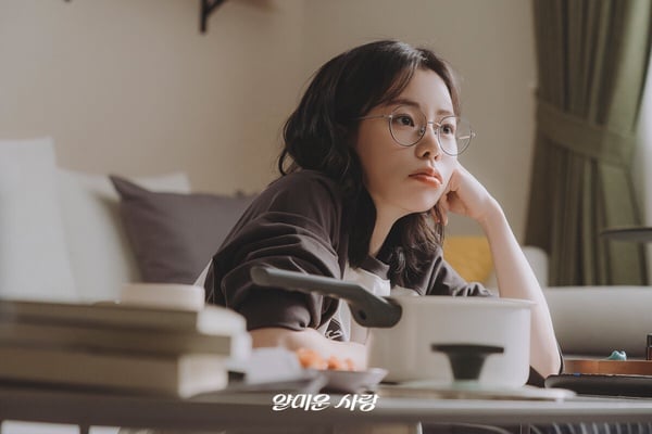 林智妍在韓劇《討厭的愛情》中再度化身瘋癲角色，表情誇張有趣，與老闆李政宰互動輕鬆自在，展現獨特CP火花