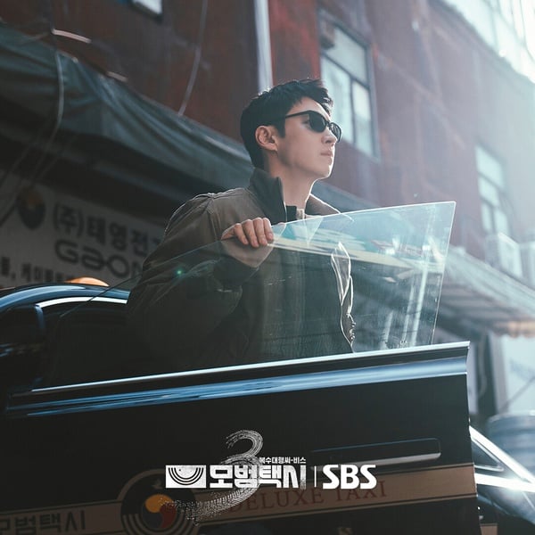 眾所期盼的11月韓劇《模範計程車3》海報，李帝勳率領「彩虹運輸」全員回歸，展開更刺激的復仇爽劇。