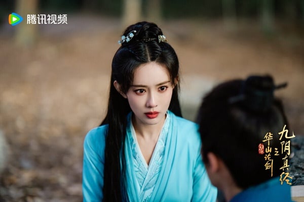 《華山論劍》是《金庸武俠世界》系列的其中一個故事，這系列有一個核心主線故事，再加上四個創新人物篇章，不過實際上就只是再一版《射鵰英雄傳》。《金庸武俠世界》系列劇找來眾多知名演員，選角其實還可以，然而評價不佳。舊版太經典了，而《金庸武俠世界》沒有太多新意。