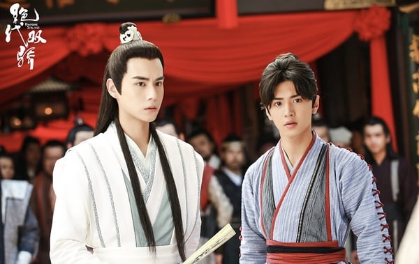 2020又再次翻拍了經典的古龍武俠小說《絕代雙驕》，這部是許多武俠迷的摯愛，找來胡一天、陳哲遠搭配。當年陳哲遠還沒有因為《偷偷藏不住》爆紅呢！陳哲遠演的小魚兒口碑還不錯，雖然《絕代雙驕》服化道被吐槽有點陽春，舊版又經典在前，不過該劇在豆瓣還是有6.0分，過了及格線。
