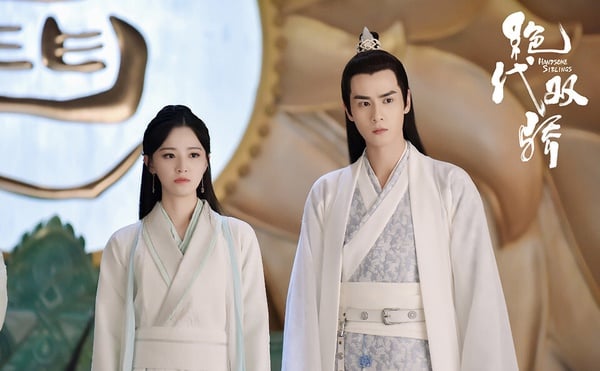 2020又再次翻拍了經典的古龍武俠小說《絕代雙驕》，這部是許多武俠迷的摯愛，找來胡一天、陳哲遠搭配。當年陳哲遠還沒有因為《偷偷藏不住》爆紅呢！陳哲遠演的小魚兒口碑還不錯，雖然《絕代雙驕》服化道被吐槽有點陽春，舊版又經典在前，不過該劇在豆瓣還是有6.0分，過了及格線。