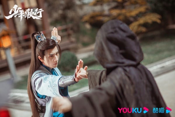 《少年歌行》改編自同名小說，這是近年的高評價武俠劇，豆瓣評分高達8.3分，一面倒好評！也是因為《少年歌行》很成功，後續才又推出《少年白馬醉春風》和《暗河傳》等同世界觀續作。只是《少年白馬醉春風》和《暗河傳》都被認為沒有超越《少年歌行》，它太經典了！