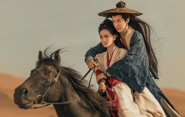 劉詩詩主演的武俠劇《一念關山》開播後，在中國愛奇藝站熱度火速衝破10000，古裝美人劉詩詩的號召力不是蓋的！《一念關山》打戲就像藝術一樣，人設男強女強，劇情流暢不降智。雖然有劇迷不喜歡《一念關山》的悲劇結尾，但整體而言仍是一部質感上乘的武俠劇。