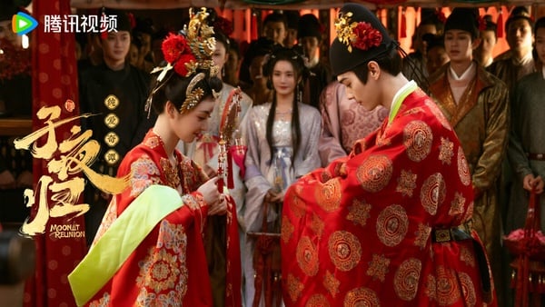  田曦薇在古裝劇《子夜歸》中的貓妖扮相，眼神嬌俏，呈現紈絝貴女的形象。