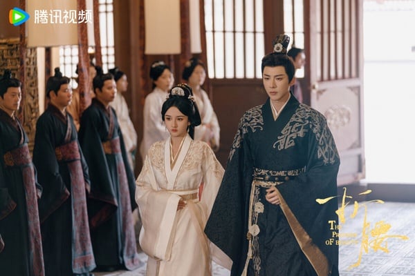 2025古裝愛情劇《折腰》劇照，飾演亂世梟雄的劉宇寧與飾演敵家之女的宋祖兒展現先婚後愛的拉扯感