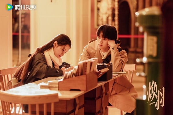 懸疑劇《煥羽》劇照，張婧儀與周翊然身穿校服，呈現青春校園氛圍。