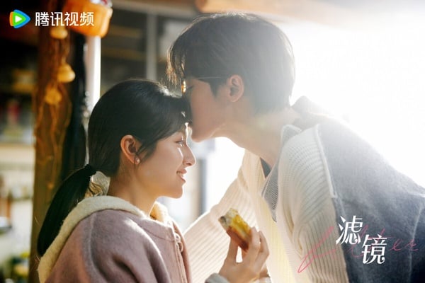 陸劇《濾鏡》檀健次與李蘭迪CP感十足的劇照，展現劇中甜蜜的戀愛互動。