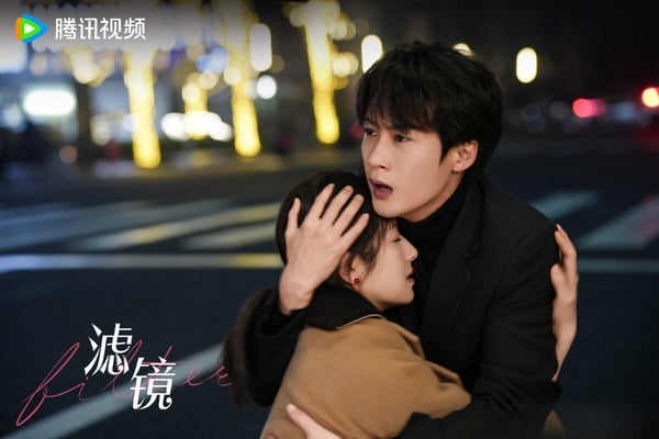  《濾鏡》劇照，李蘭迪飾演的蘇橙橙使用濾鏡手鐲改變容貌，劇情設定新穎。