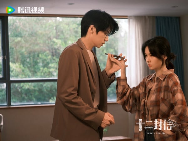 高分陸劇《十二封信》中，少年時期的男女主角互相取暖，展開酸澀又溫暖的愛情。