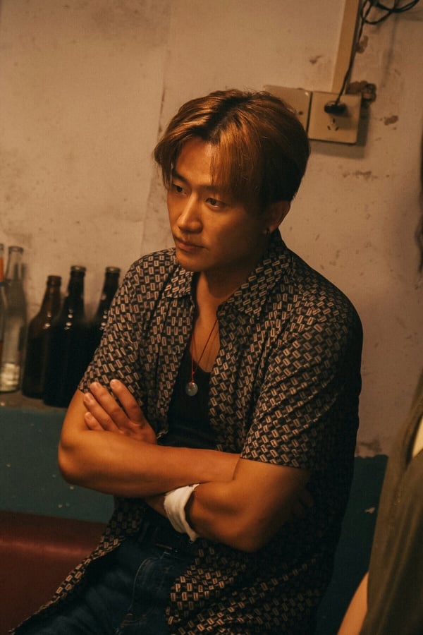 懸疑劇《命懸一生》由打造過《知否》的正午陽光出品，主演黃軒、李庚希、白宇帆、尹昉有不少正劇演員班底。《命懸一生》首播後的口碑比較兩極，有網友表示《命懸一生》選角很不合適，找黃軒演黃毛混混、李庚希演命苦小妹有點出戲。喜歡的觀眾則覺得這是2025值得一看的懸疑劇，劇中呈現了複雜的人性，這是低開高走的類型，後半段劇情評價不錯，豆瓣評分高達7.6。