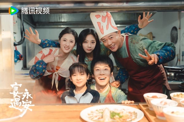 《宴遇永安》改編自人氣小說《長安小飯館》，劇情結合穿越、美食和甜寵，風格有點類似《卿卿日常》，但編劇功底卻差很多。《宴遇永安》原著小說美食是一大亮點，又結合一家人集體穿越的設定，其實挺有趣，但劇版拍得不太吸引人，失去原著溫暖治癒的調性。不過《宴遇永安》風格很輕鬆，作為下飯劇還是可以一追。