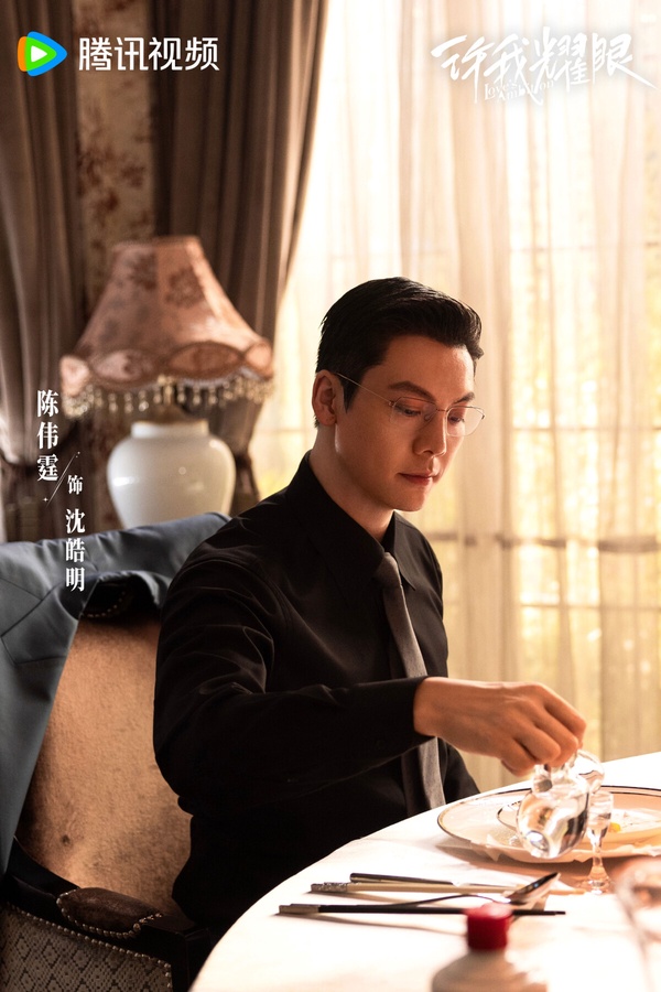 《許我耀眼》是最近的熱門陸劇，除了話題滿滿的趙露思外，陳偉霆飾演的沈皓明也是全劇一大亮點。沈皓明是金達集團繼承人，性格溫和但高冷。最初，他許妍的感情摻雜利用，希望借助許妍的能力為自己的事業助力。沒想到在許妍堅決離開後，沈皓明意識到自己的感情，開始全力追回老婆。